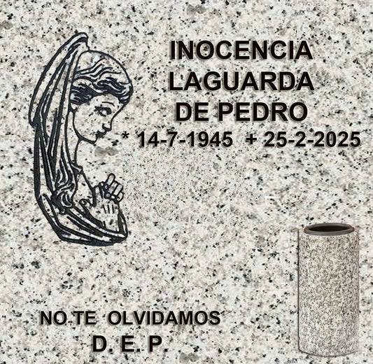 Virgen Niña tallada en granito para lápidas de columbario, con acabado artesanal e ideal para cementerios en Madrid. Diseño elegante, duradero y personalizable. Memorial Spain.