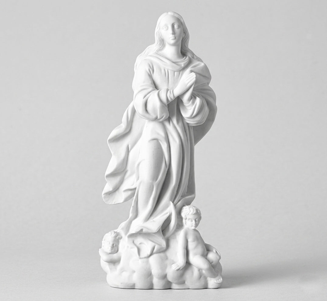 Compra la figura de la Virgen Purísima en marmolina de 36 cm. Relieve plano de alta resistencia exterior, ideal para instalar en lápidas y nichos. Envío seguro.