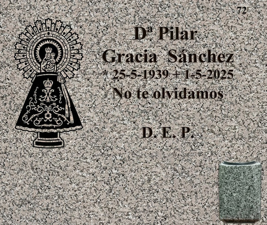 Decoración de Lápida de Nicho con Virgen del Pilar e Inscripción Grabada y jarrón para flores en Madrid