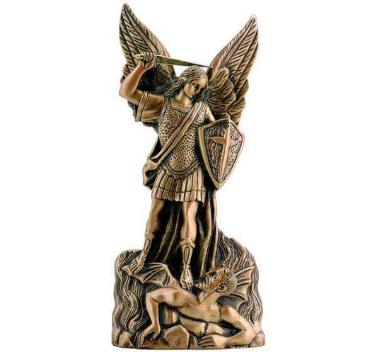 Imagen de San Miguel en bronce fundido de 36 cm (Ref. BR 5340). Instalación mediante taladro con pernos ocultos para una fijación de alta seguridad en lápidas.