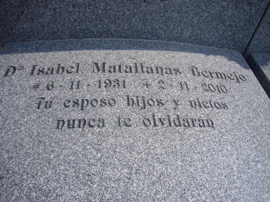 Inscripción en letras grabadas tipo Raphael arenadas para sepulturas. Acabado artesanal, gran contraste visual y durabilidad garantizada sobre granito y mármol.