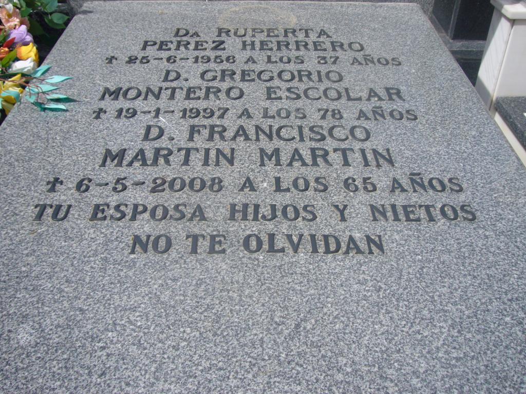 Inscripción en sepultura con letras de bronce negras tradicionales. Estética sobria y elegante, alta resistencia al exterior y durabilidad garantizada sobre granito y mármol.