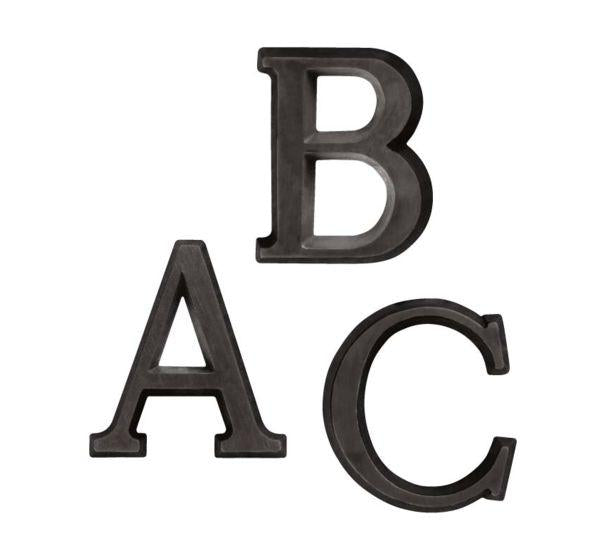 Inscripción en letras romanas de bronce negras para sepulturas. Estética sobria y elegante, alta resistencia al exterior y durabilidad garantizada sobre granito y mármol.